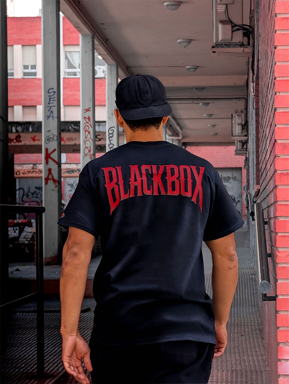 Las camisetas (TEE) son la versión ligera de nuestra armadura base, optimizadas para el asfalto.