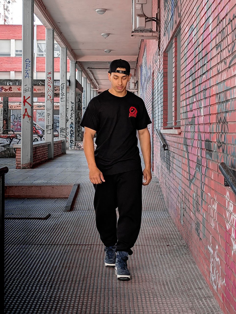 Las camisetas (TEE) son la versión ligera de nuestra armadura base, optimizadas para el asfalto.